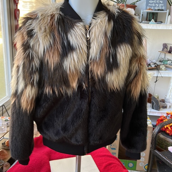 Womens faux fur jacket… new and never worn - Picture 3 of 10
